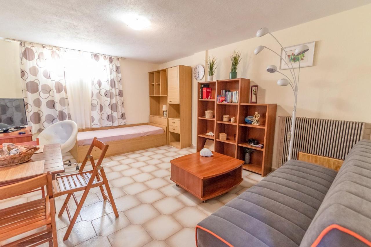 Pine Trees Apartment Preveza Bagian luar foto