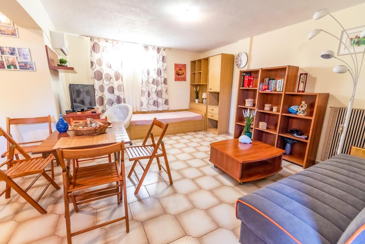 Pine Trees Apartment Preveza Bagian luar foto